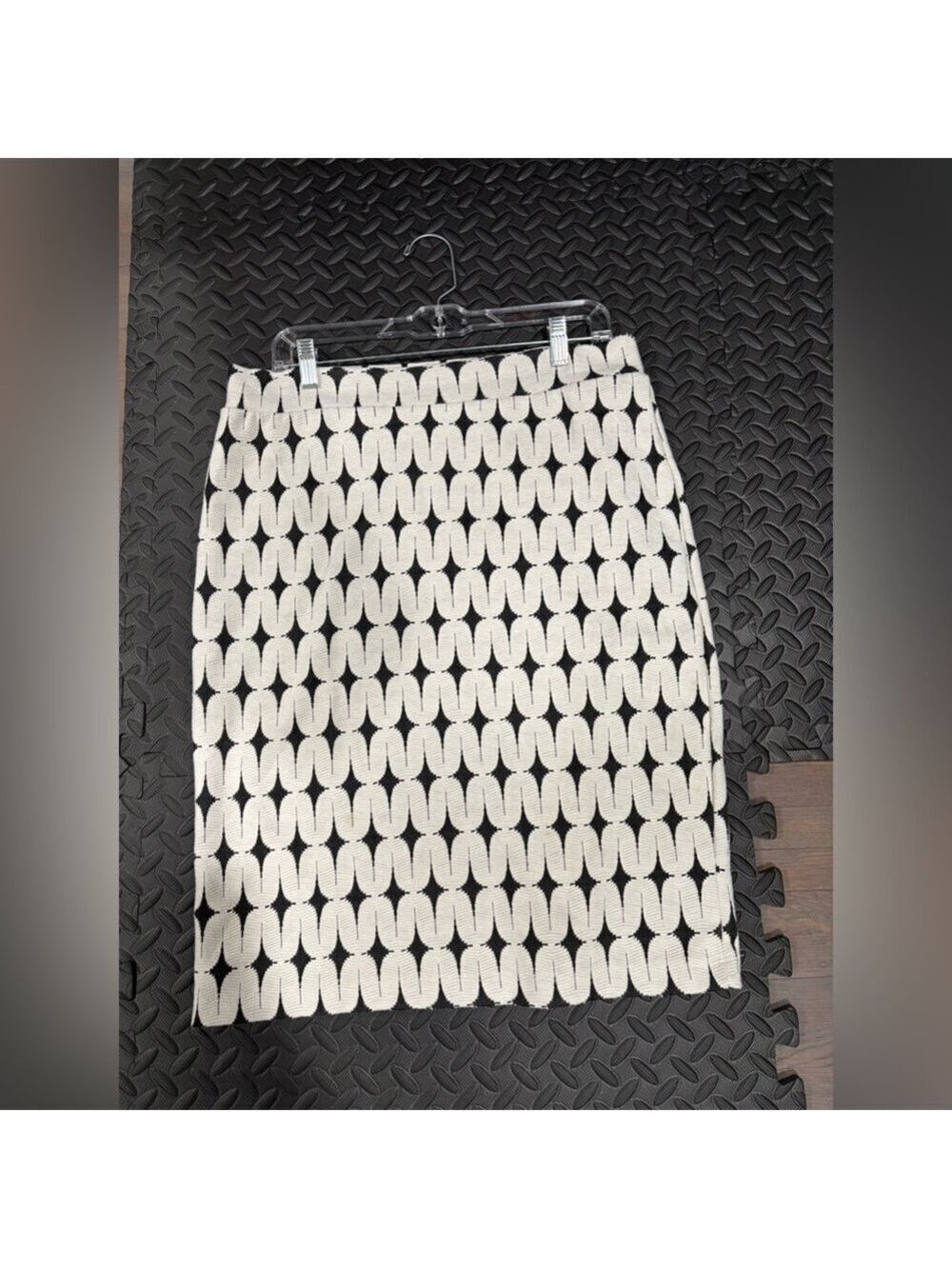 423. Renee C. Leena Printed Pencil Skirt. Size XL. Off-white